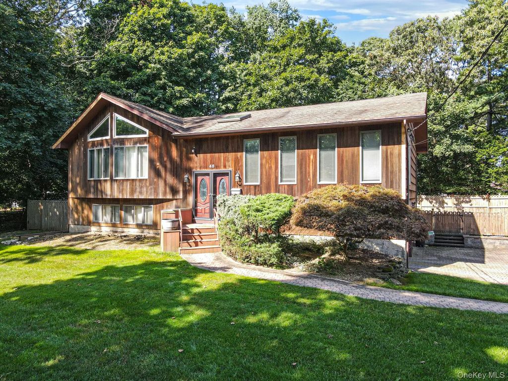 48 Oak Avenue, Smithtown