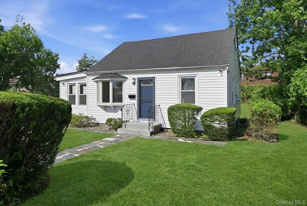 310 West Drive, Copiague