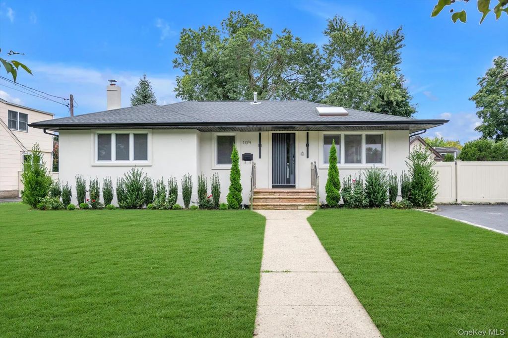 109 Nassau Drive, Albertson