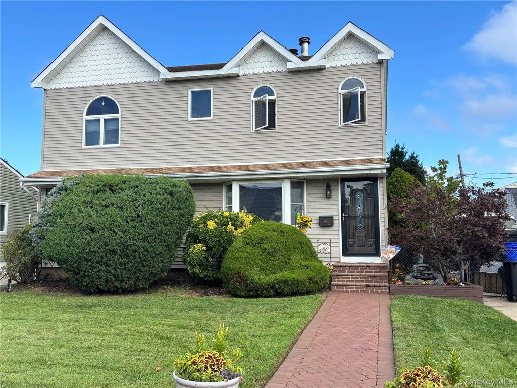 92 Van Buren Street, Freeport