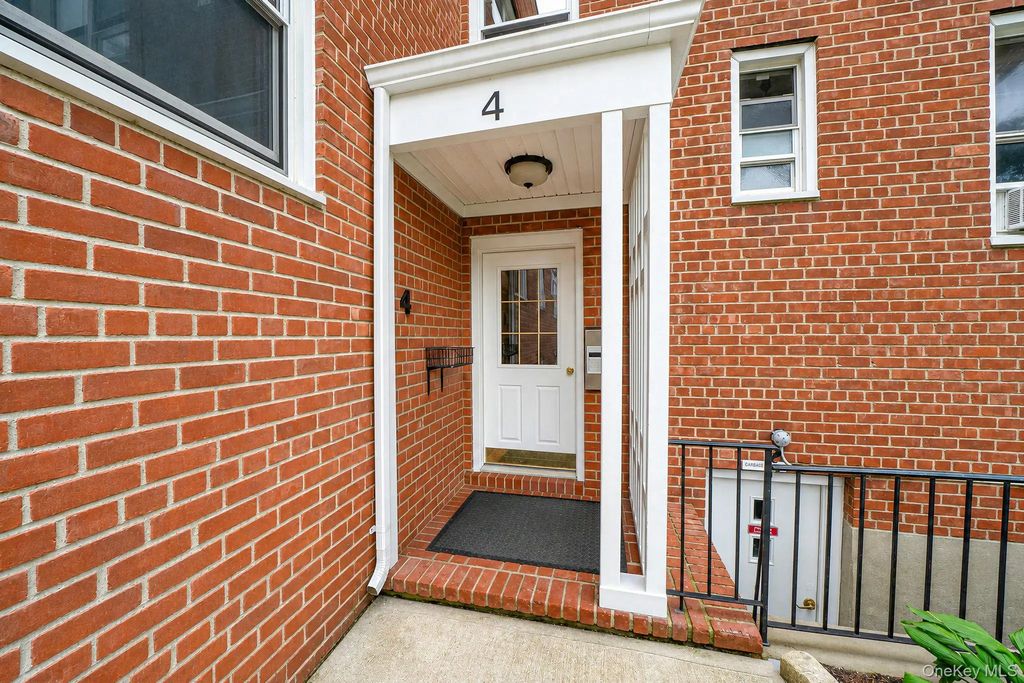 4 Edwards St # 1e, Roslyn Heights