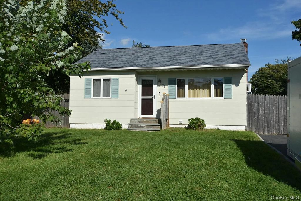 71 John Drive, Farmingville