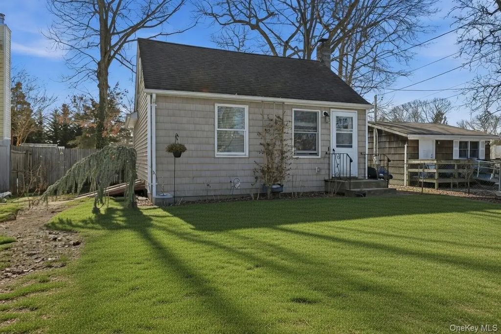 36 Woodlawn Avenue, Selden