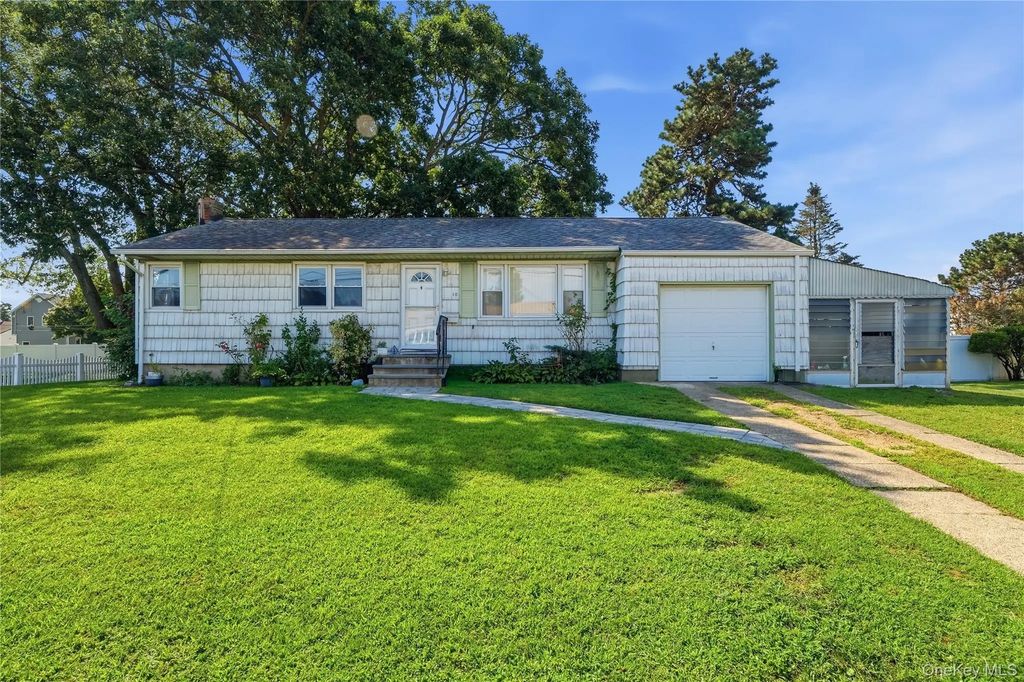 10 Shirley Lane, West Babylon