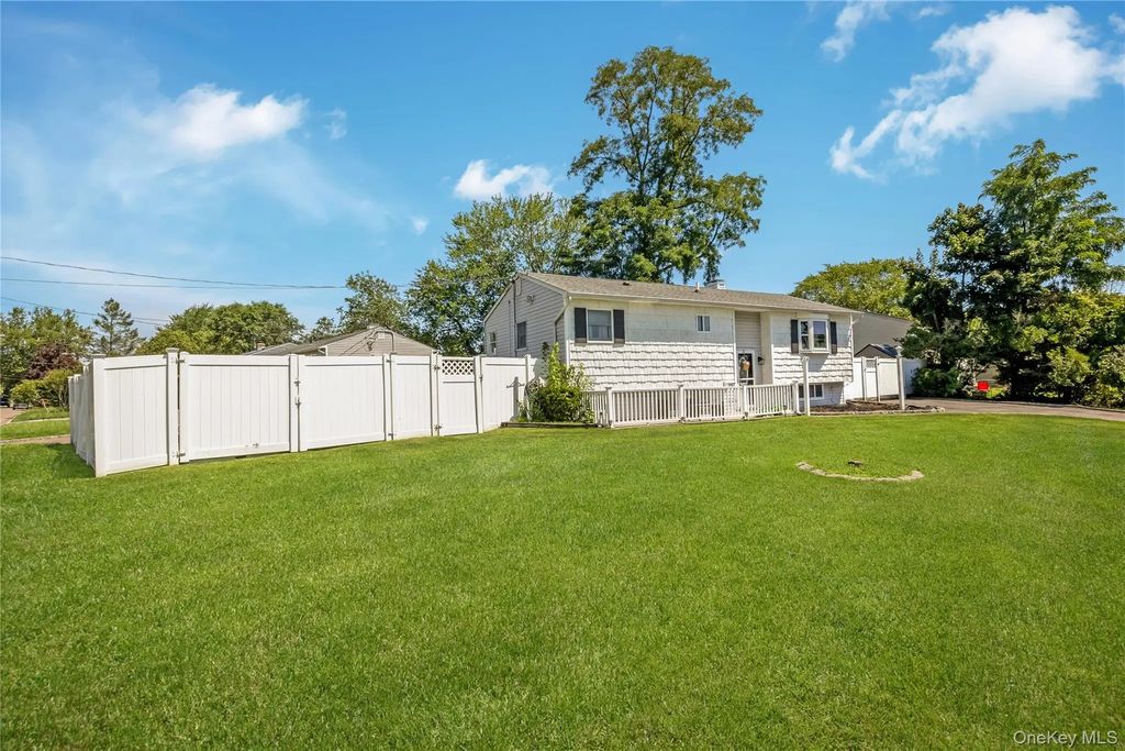 2401 Wave Avenue, Medford