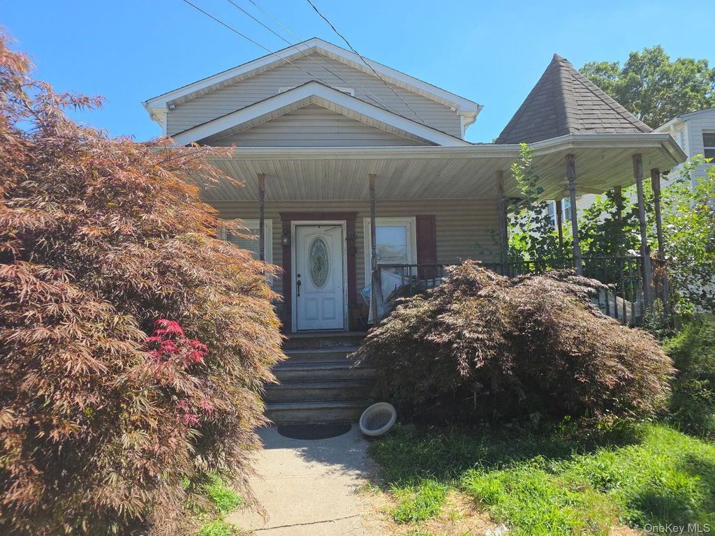 178 S 15th Street, Lindenhurst