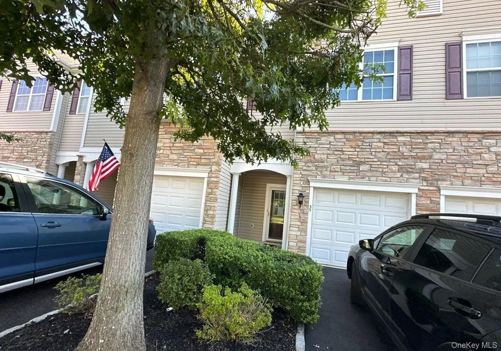 35 Sugar Pine Lane, Bay Shore