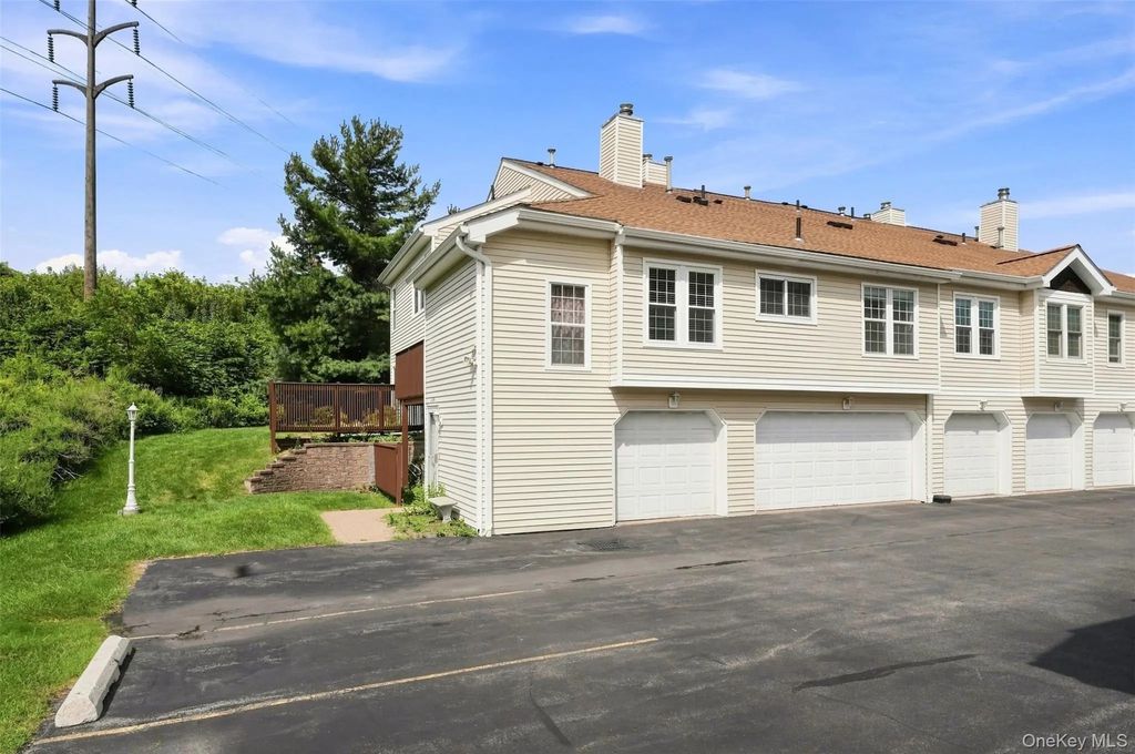 2124 Whispering Hills, Chester
