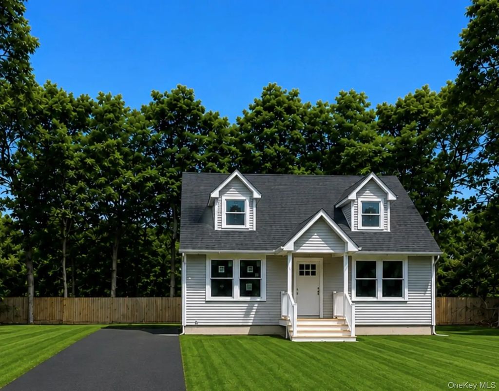 66 W Rugby Drive, Shirley