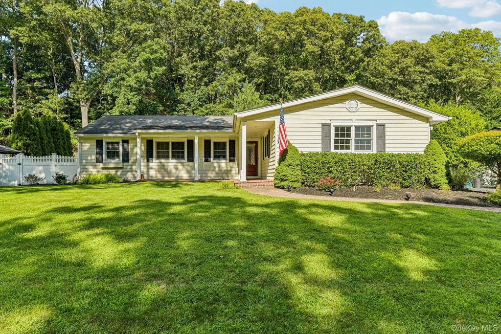 59 Derby Place, Smithtown