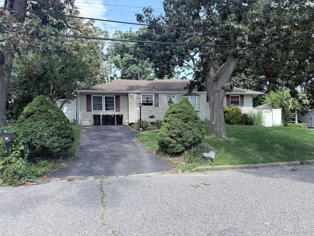 110 Tudor Road, Centereach