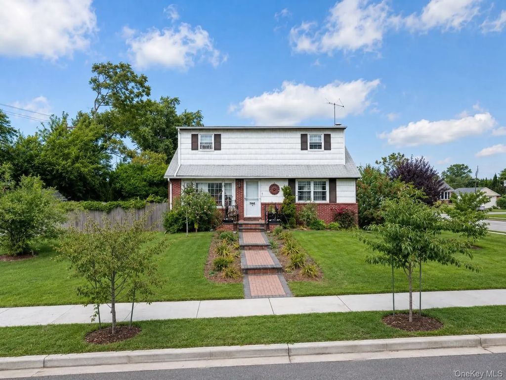 1142 Ferngate Drive, Franklin Square