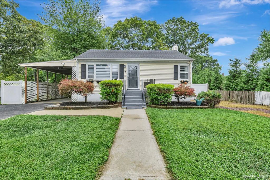 12 Dover Avenue, Mastic