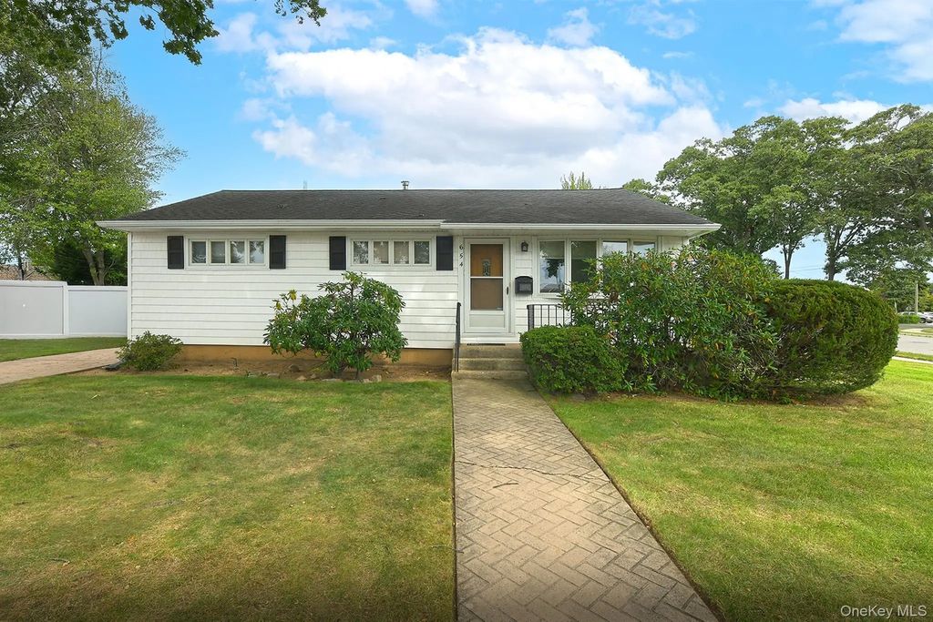654 Carlyle Avenue, Franklin Square