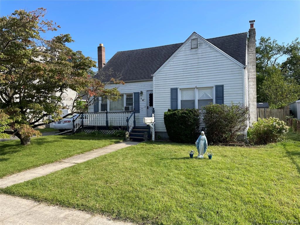 16 Heathcote Road, Lindenhurst