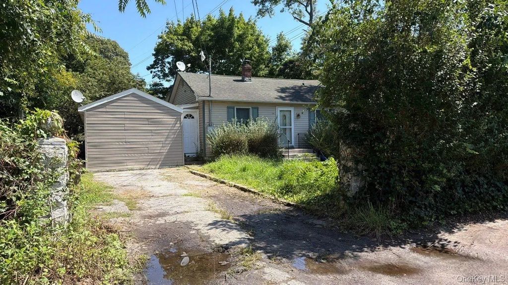 448 Revilo Avenue, Shirley