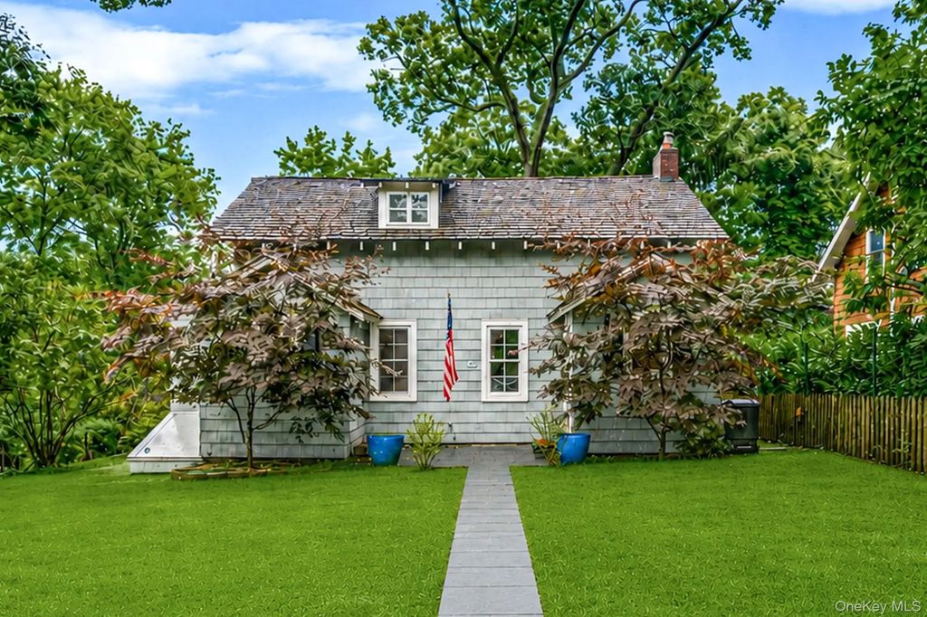 7 Dickerson Avenue, Stony Brook