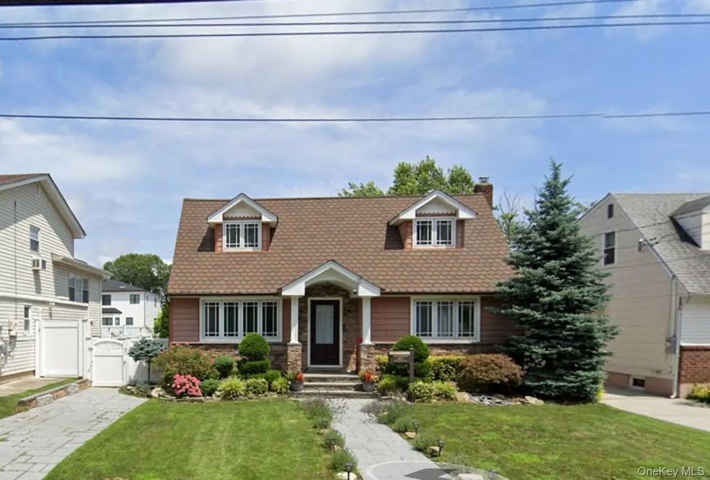 1421 Meadowbrook Road, Merrick
