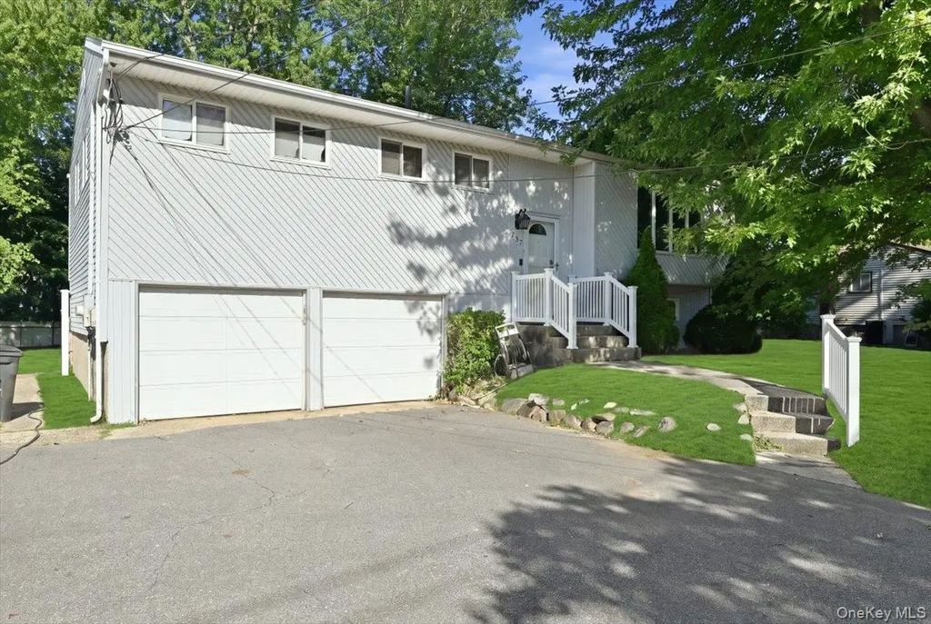 357 Town Line Road, East Northport