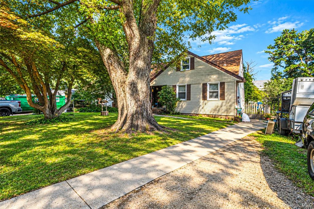 3698 Horseblock Road, Medford