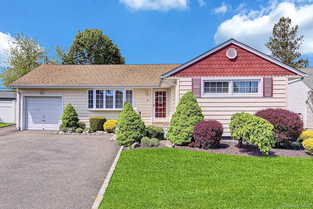 19 Essex Road, Bethpage