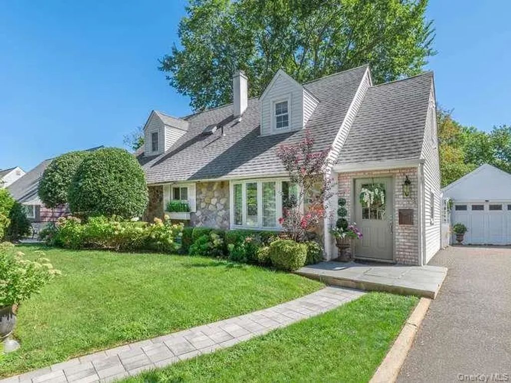 9 Robert Road, Glen Cove