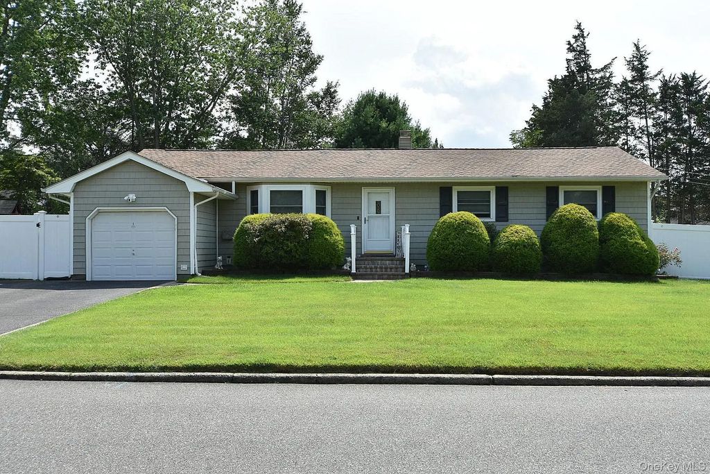 14 Milburn Road, South Setauket