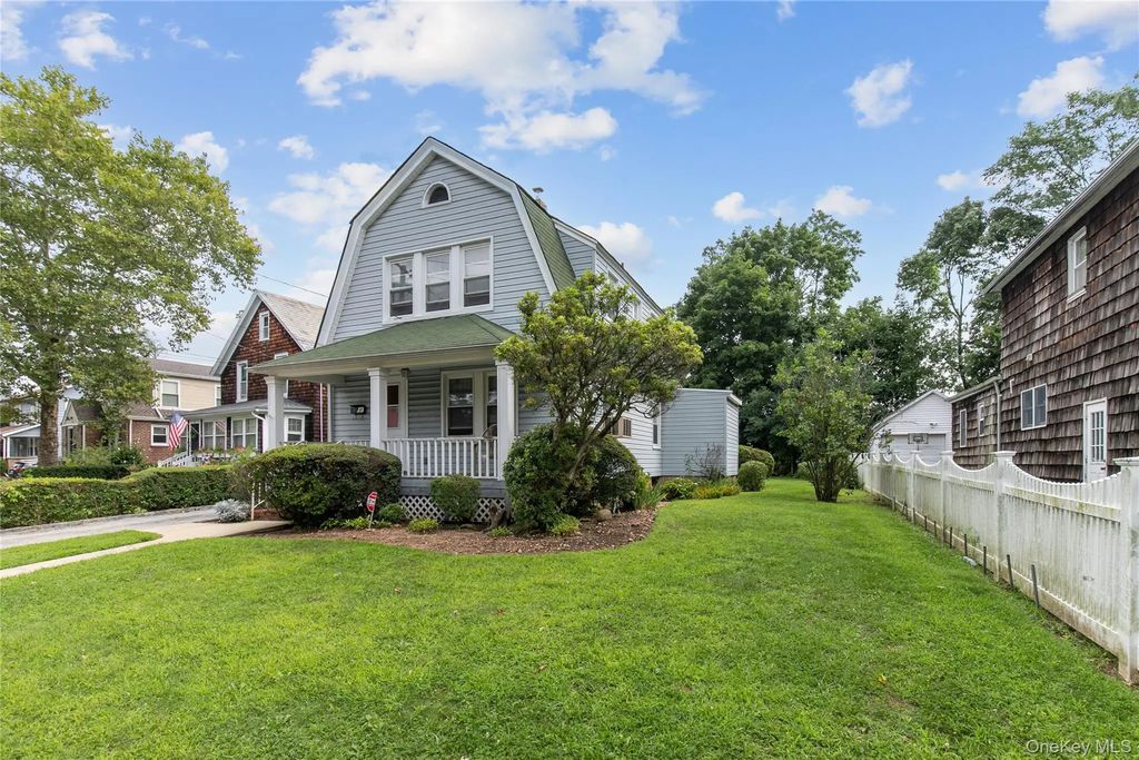 48 Saint Marks Place, Roslyn Heights