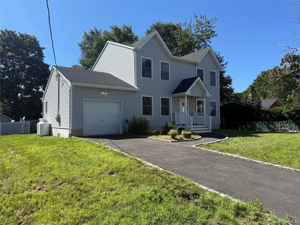 8 W Narcissus Road, Mastic Beach