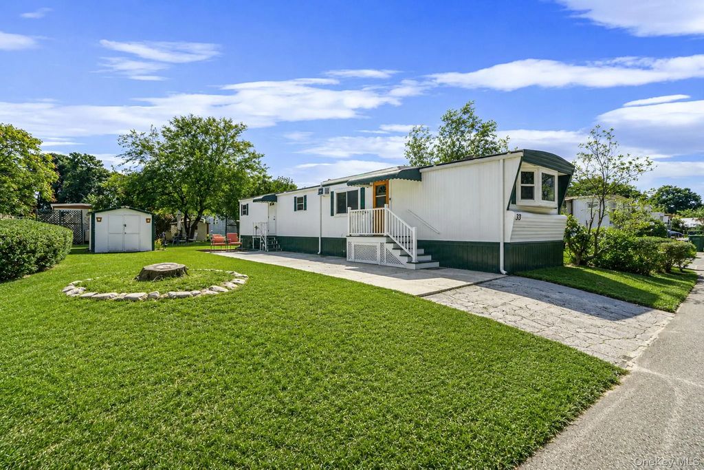 33 Valley Forge Drive, Bohemia