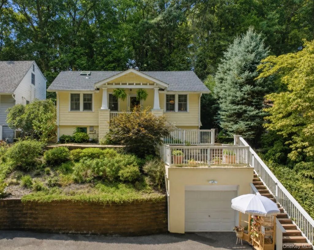 99 Norwood Avenue, Northport
