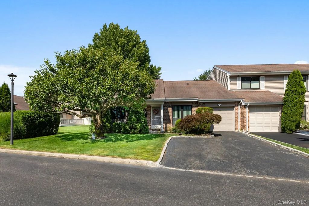59 S Pond Lane, Smithtown