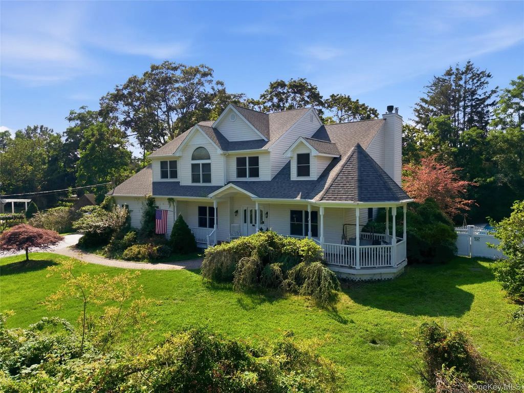 204 Melrose Parkway, Patchogue
