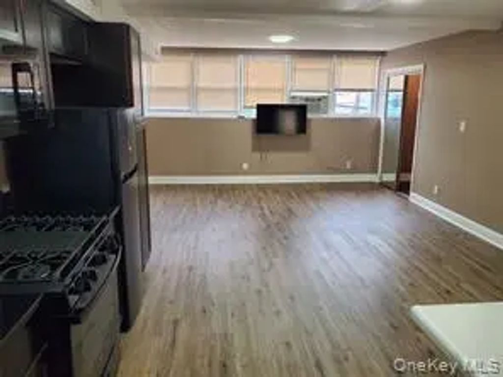 524 Merrick Road 2nd Fl, Lynbrook