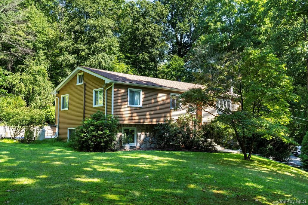 137 W Shore Drive, Putnam Valley