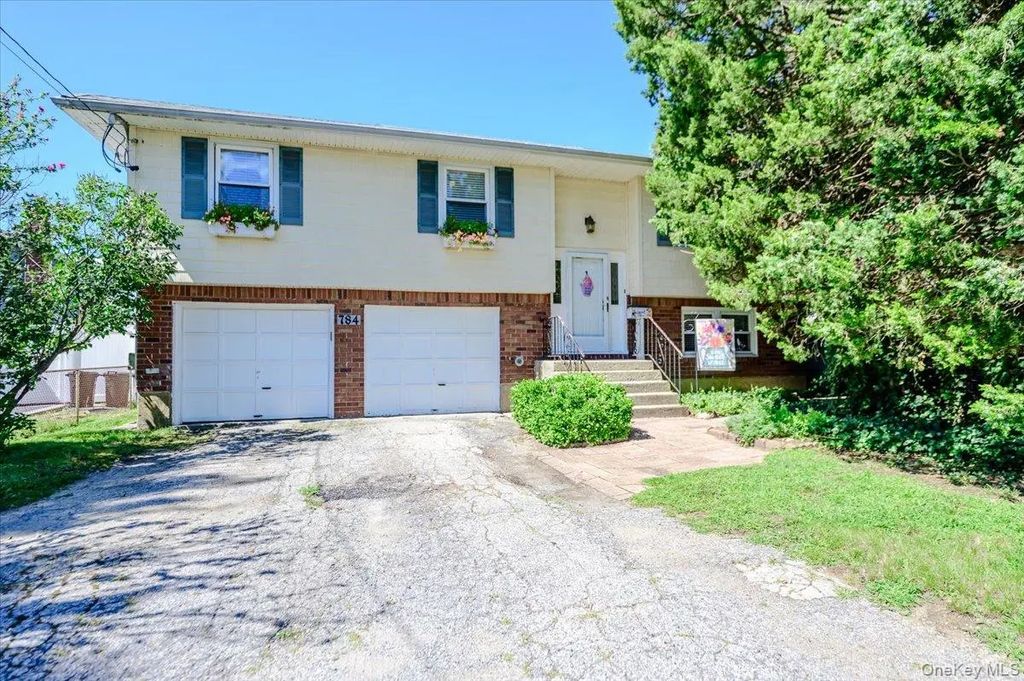 784 Newbridge Road, Bellmore