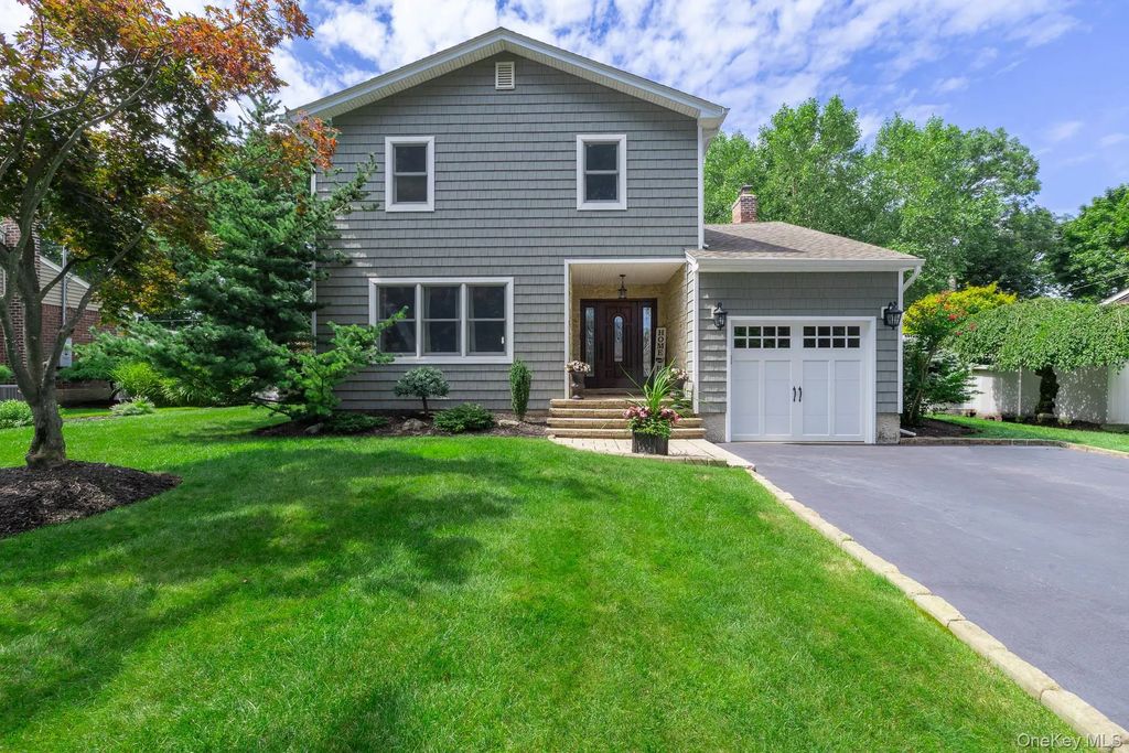22 Sycamore Lane, Commack