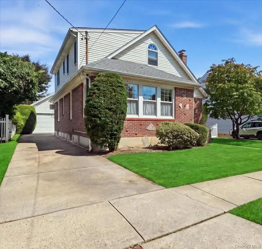 73 Chestnut Avenue, Floral Park