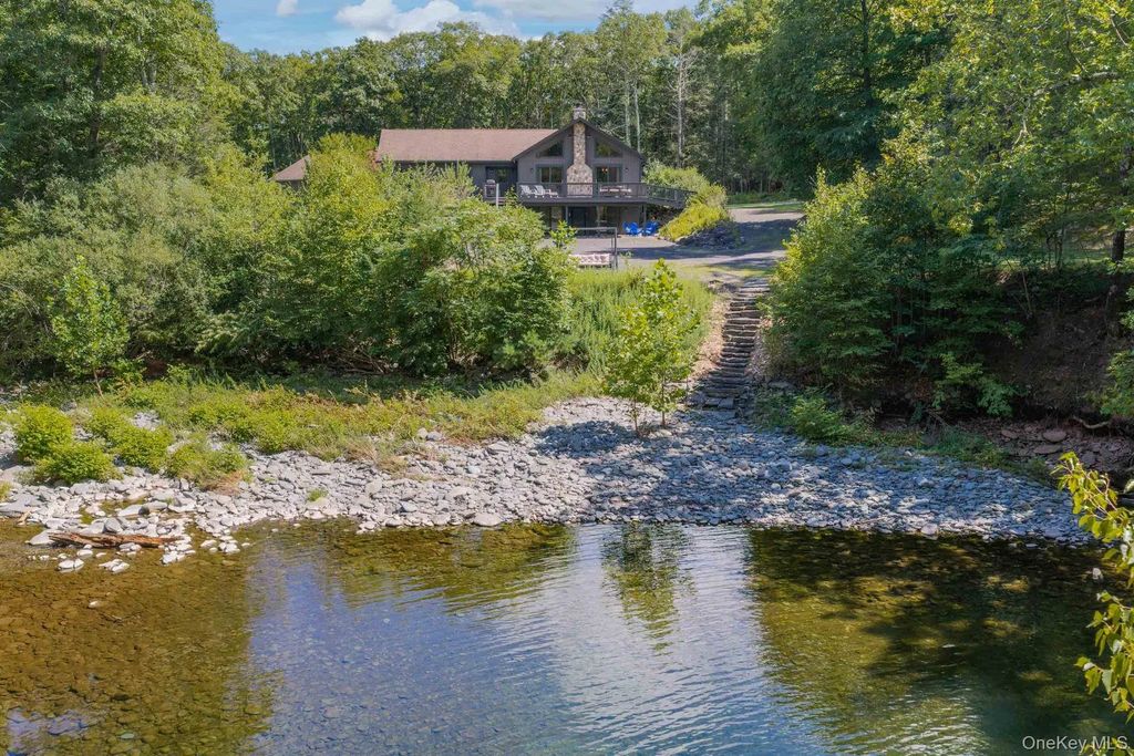 61 Woodland Falls Road, Saugerties