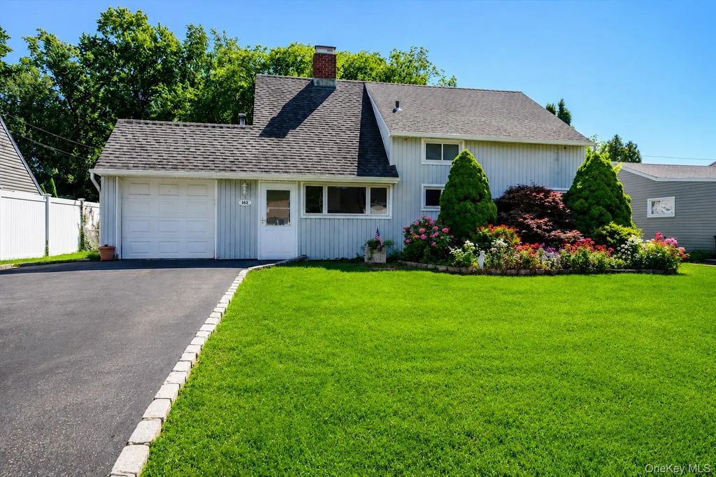 162 Twin Lane N, Wantagh