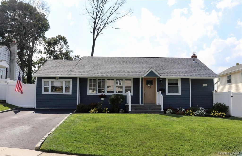 31 Prestwick Terrace, Glen Cove