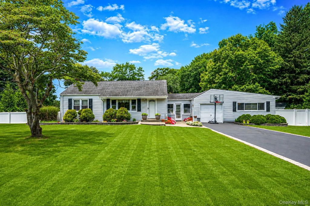 19 Ridgeley Road, Smithtown