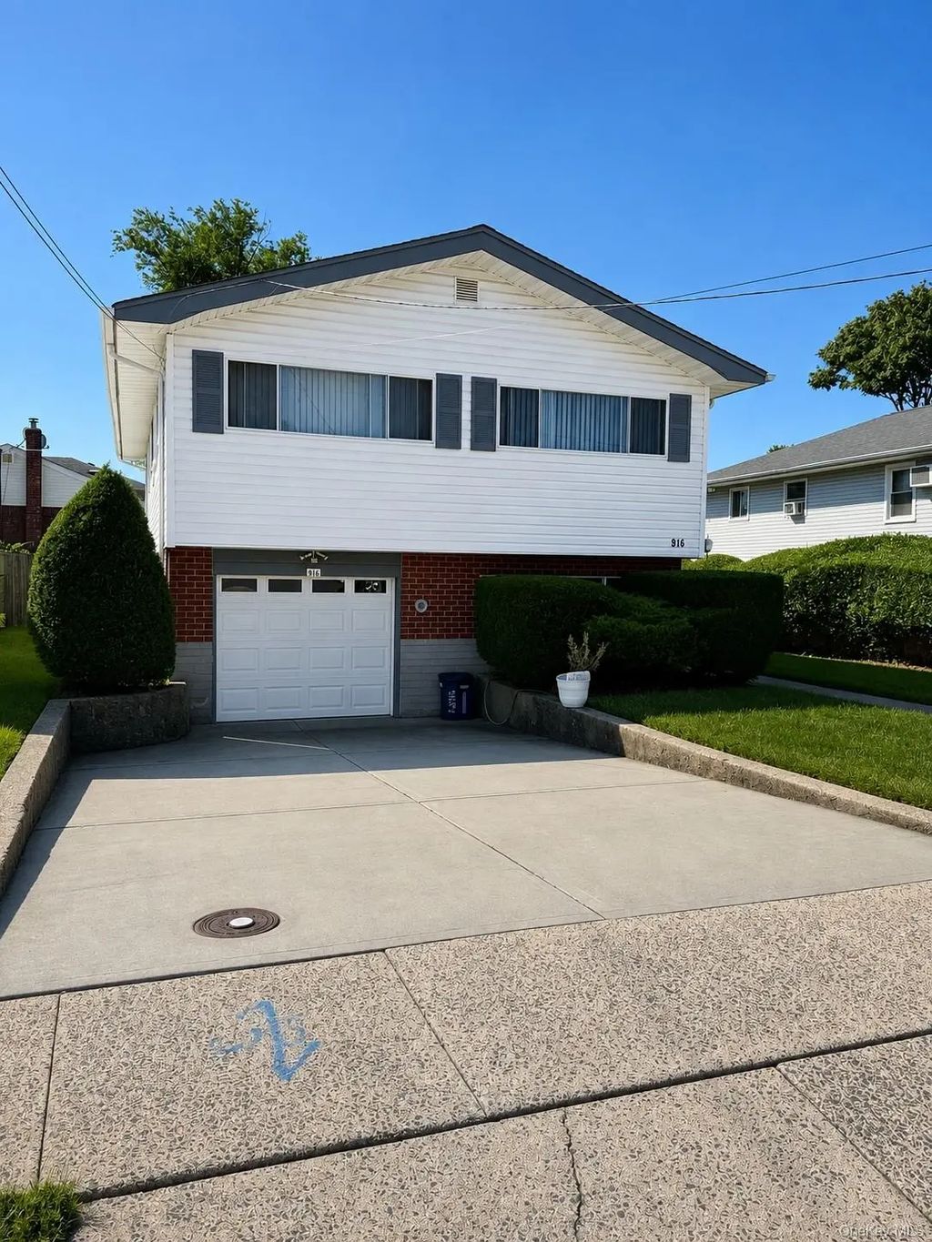 916 Park Avenue, Westbury