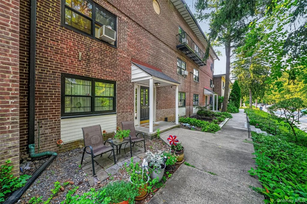 1243 California Road # 2r, Eastchester