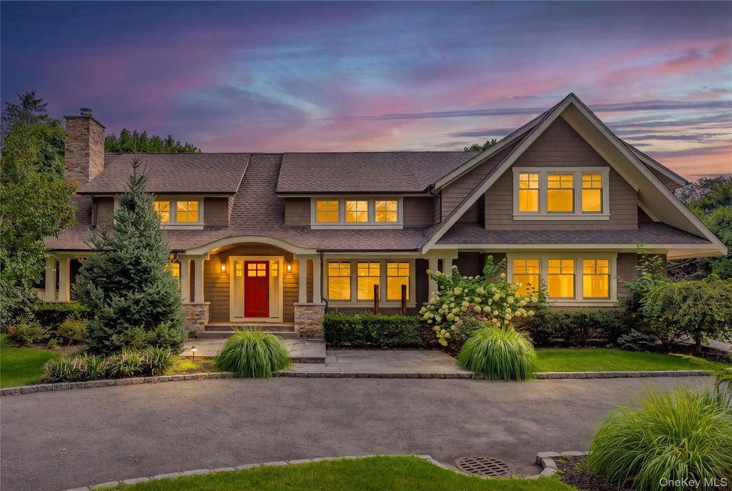 18 Green Meadow Lane, Huntington