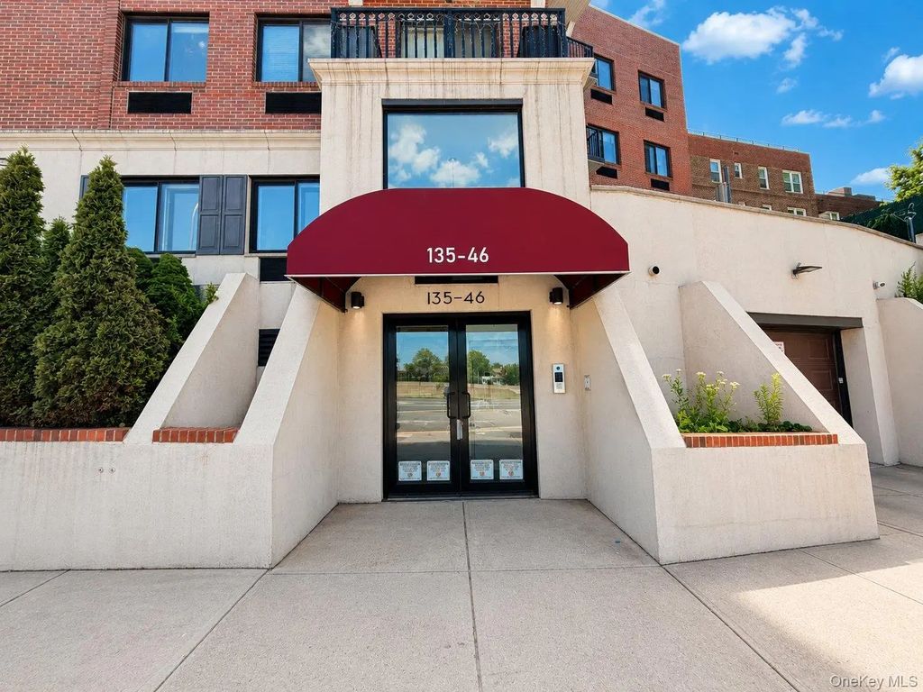 135-46 Grand Central Parkway # 4c, Briarwood