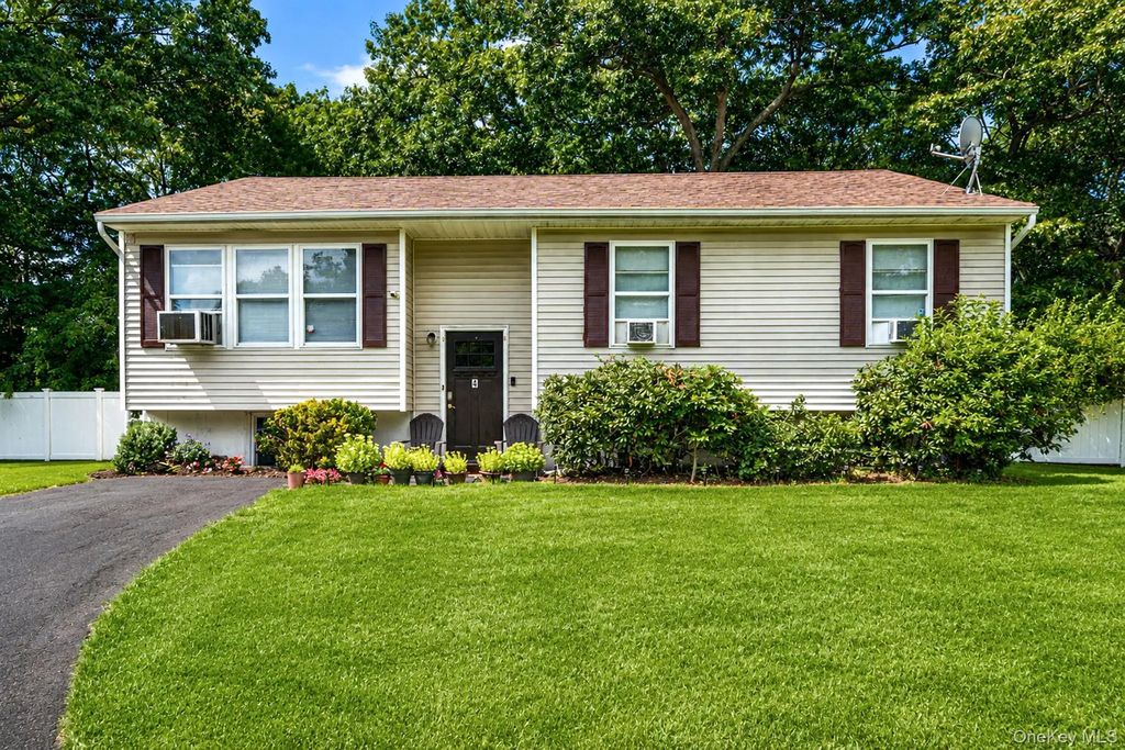 4 Witmer Court, Islandia