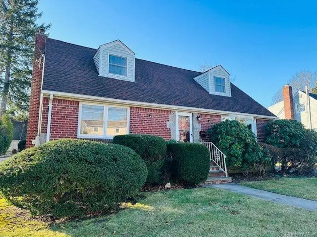 7 Beatrice Avenue, Syosset