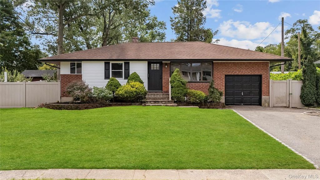 42 Rita Crescent, Commack