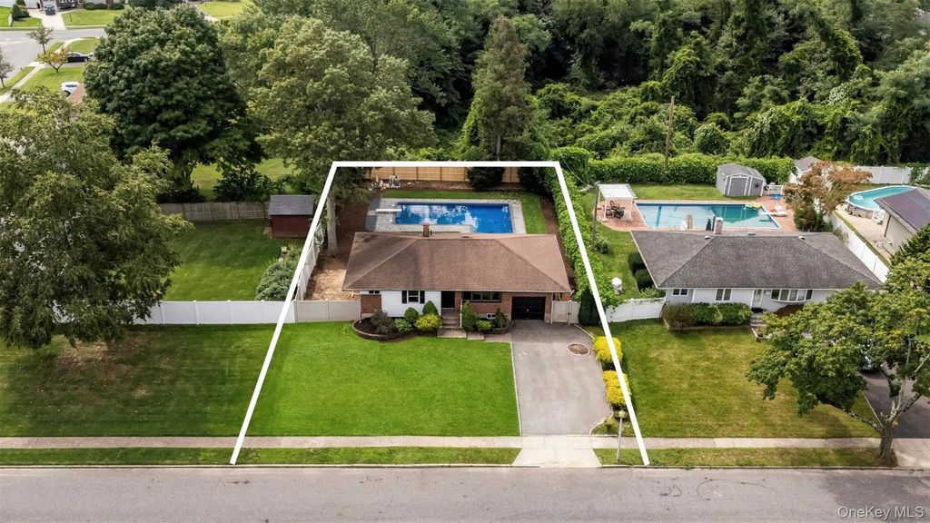 42 Rita Crescent, Commack
